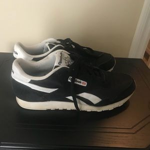 Black Reebok tennis shoes